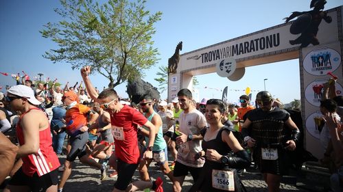 Çanakkale'de Coşkulu Troya Yarı Maratonu Başladı