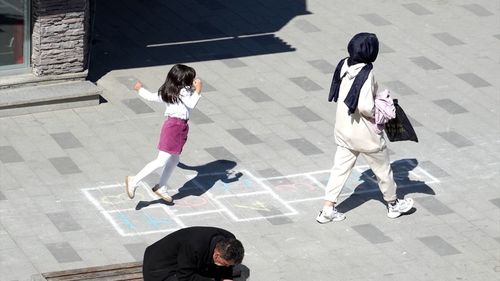 Düzce Belediyesi, Kaldırımlara Çizilen Seksek Oyunuyla Çocukluk Anılarını Canlandırdı