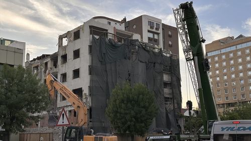 Gaziantep'te Yıkım Sırasında Çökme Olayı: İş Makinesi Aşağı Düştü