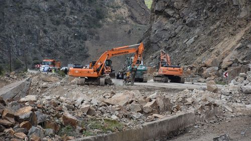 Gümüşhane-Giresun Kara Yolu Heyelan Nedeniyle Kapanmıştı, Çalışmalar Devam Ediyor