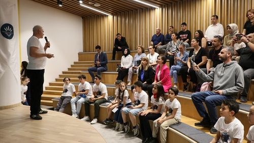 İzmir'de Öğrenciler Japon Astronotla Telsizle Görüştü