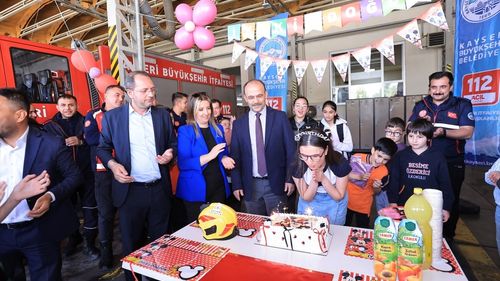 Kayseri'de Özel Gereksinimli Aleyna'ya İtfaiyeden Doğum Günü Sürprizi