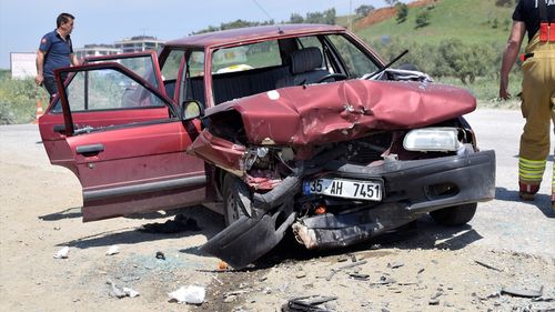Manisa'da İki Otomobil Çarpıştı: 4 Yaralı