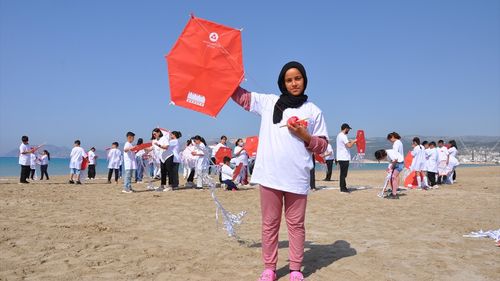 Mersin'de Türk ve Rus Çocuklar Uçurtma Şenliğinde Buluştu