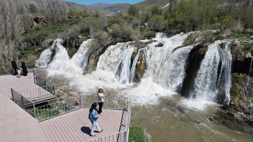 Muradiye Şelalesi Yağışlarla Coştu, Ziyaretçi Akınına Uğradı