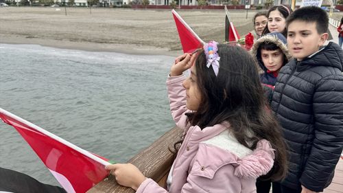 Samsun'da Çocuklar, Filistinli Akranları İçin Karadeniz'e Karanfil Bıraktı