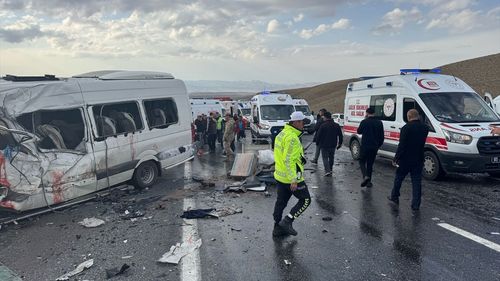 Van'da Minibüs ve Kamyonet Çarpıştı: Ölü ve Yaralılar Var