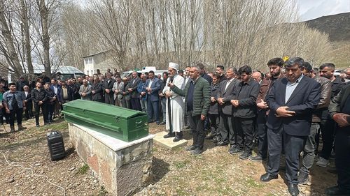 Van'da Trafik Kazasında Hayatını Kaybeden Baba ve İki Kızı Defnedildi