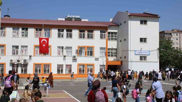 Okulun ilk gününde miniklerin coşkusu: Hantepe'de yüzlerde umut