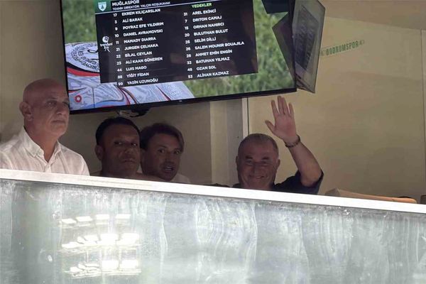 Tribünde dikkatleri çeken Fatih Terim Muğla derbisinde yer aldı