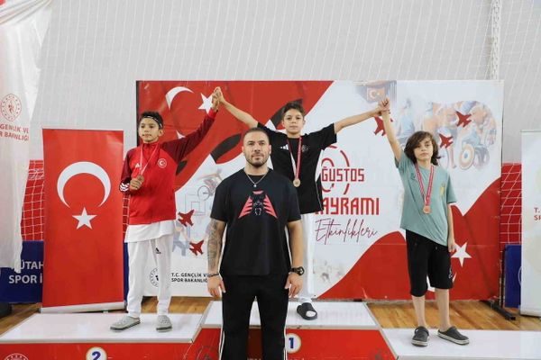 Kütahya'da yıldızlar tatamiyi doldurdu: 30 ağustos zafer kupasında madalyalar sahibini buldu