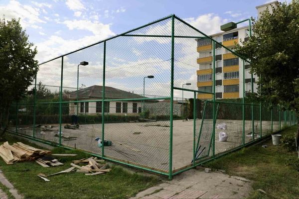 Ağrı'da tenis kortları sporcular için daha konforlu zemine kavuşuyor