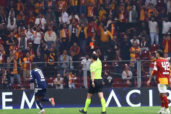 Var kararı Galatasaray'ı 10 kişi bıraktı: Torreira kırmızı kartla oyundan atıldı