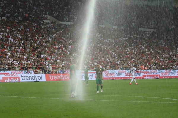 Süper Lig maçında beklenmedik mola: sulama sistemi devreye girdi