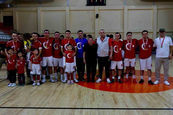 Bilecik'te kamu spor oyunlarında şampiyonlar kürsüye çıktı