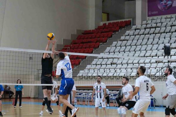 Kamu kurumları filede kozlarını paylaşıyor: Erzincan'da voleybol il birinciliği başladı