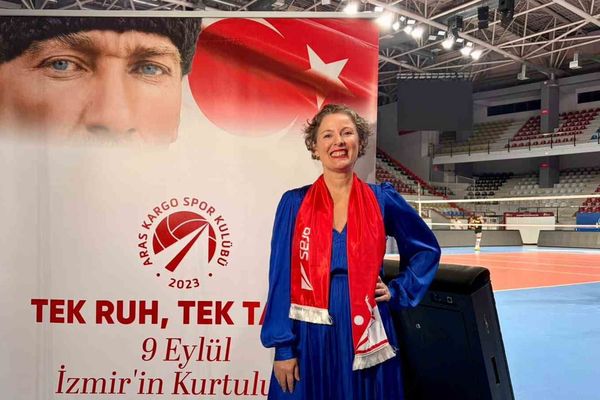 İzmir’de kurtuluş coşkusu voleybolda kardeşlikle taçlandı