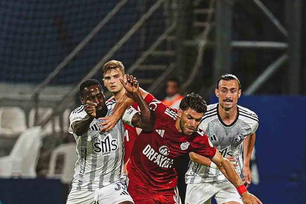 Sarıyer kırmızı kartın ardından ikinci yarıda bulduğu gollerle 2-0 kazandı