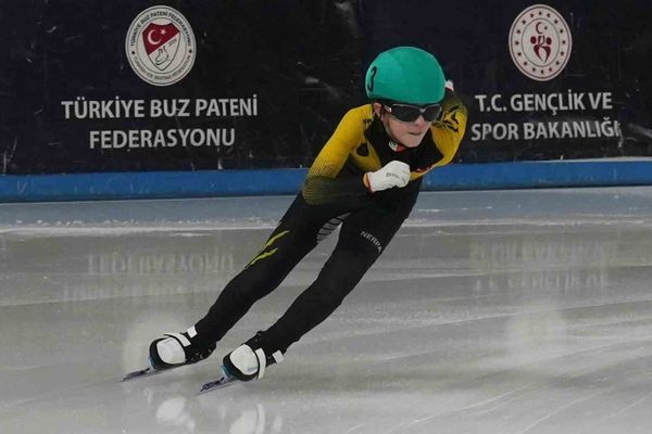 Erzurum'da short track kupasında heyecan ikinci günde arttı