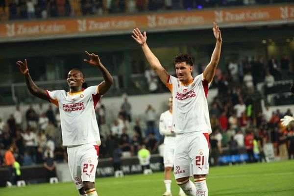 Galatasaraylı yeni transferler tribünde üçlüyle coştu