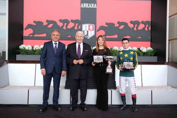 Hipodromda cumhuriyet coşkusunu taşıyan eskişehir sanayi odası koşusu