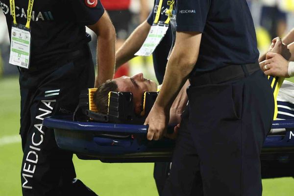 Kerem Aktürkoğlu hava topu mücadelesi sonrası sedyeyle ambulansa götürüldü