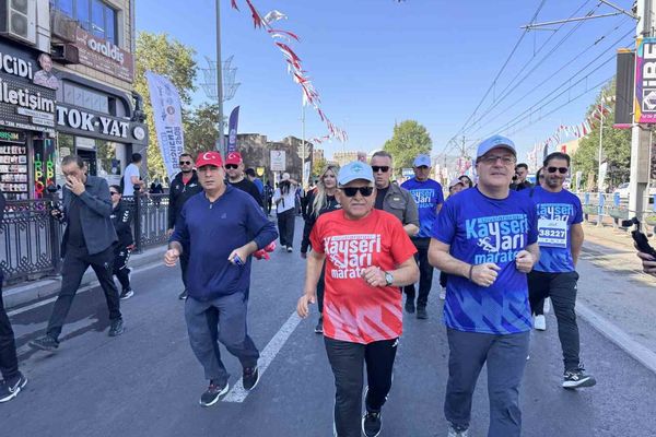 Protokolün düdüğüyle Kayseri halk koşusu yüzlerce kişiyi buluşturdu
