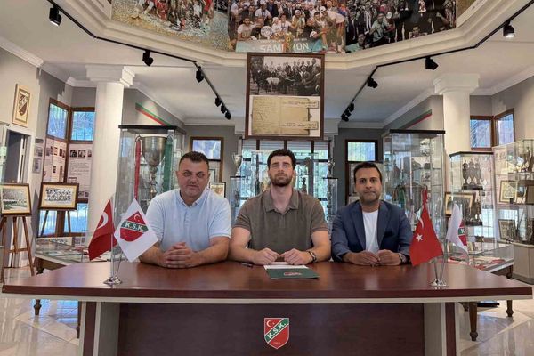 Karşıyaka'ya dönüş: Hakan Sayılı yeniden yeşil-kırmızılı formaya geçti