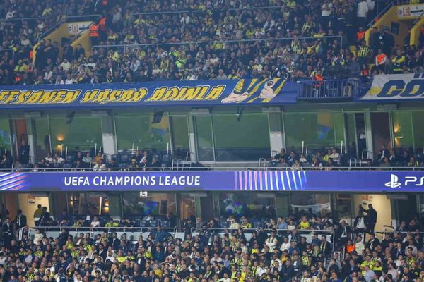 Son dakikada gelen gol sonrası Fenerbahçe tribünleri İsmail Kartal'ı istifaya çağırdı