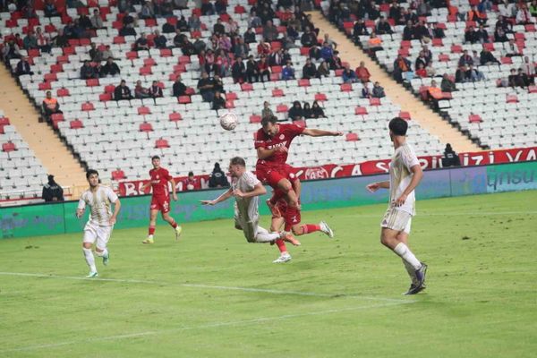 Kayserispor Antalya'da farklı kazandı: 4-0
