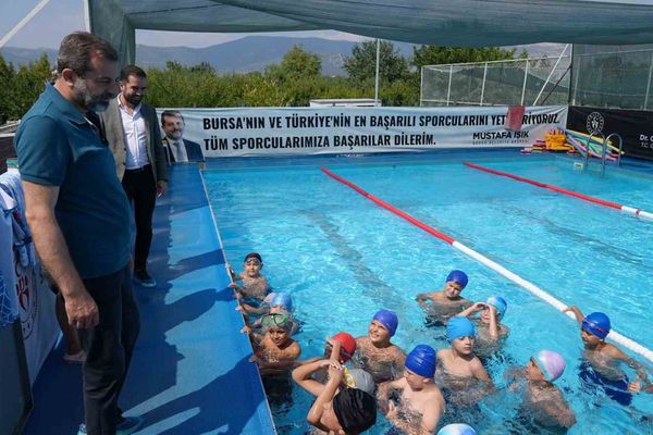 Gürsu Belediyesi, yüzme bilmeyen çocukları ücretsiz kurslarla suyla buluşturuyor