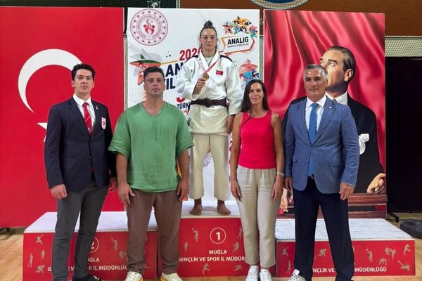 Eskişehirli Tuana Kambur Muğla'da altına uzanarak Türkiye şampiyonu oldu