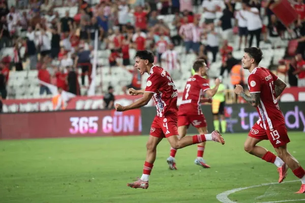 Antalyaspor 10 kişi kaldı, Sarıyer 81. dakikada sahadan galip ayrıldı
