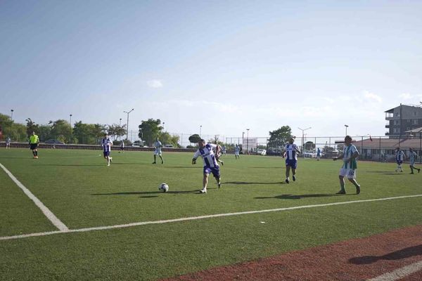 Ahlat'ta 40 yaş üstü eski futbolculardan dostluk ve rekabet