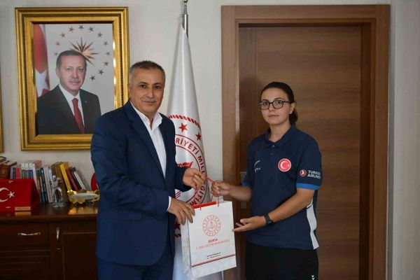 Bursalı genç okçu Fatma Nisa'ya makam ziyareti ve teşekkür belgesi