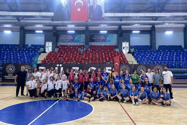 Yıldızlar hentbolda Pakmaya ve Aydınpınar kürsüye çıktı