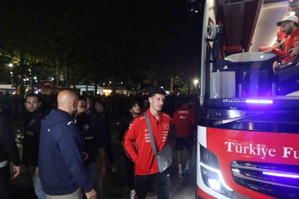 Milli takım konakladığı otelde taraftar seliyle karşılandı