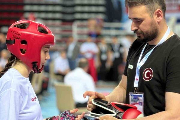 Oltulu antrenör Ekrem Kesgin dünya şampiyonasında teknik kadroda