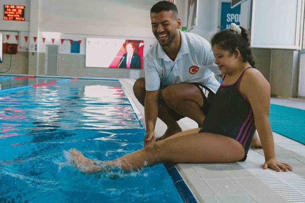 Özel sporcular Pınarbaşı Yüzme Havuzu'nda yüzmeyle buluşuyor