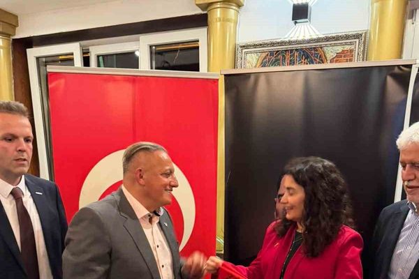 Veda gecesinde ATFF'ten anlamlı jest: Başkonsolos Kaçar'a imzalı milli takım forması