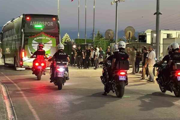 Kocaelispor taraftarının coşkusuyla başlayan maçta zemin ve güvenlik ön planda