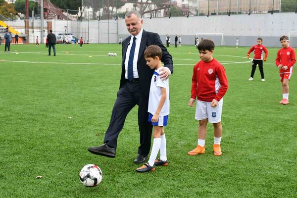 Miniklerin zaferi: Yunusemre'de cumhuriyet coşkusu sahada büyüdü