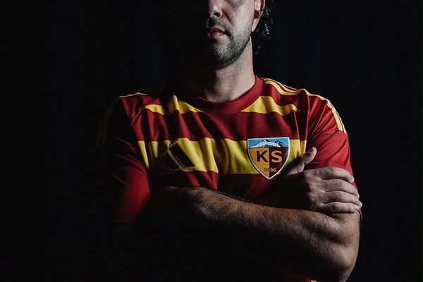 Kayserispor'a şampiyon orta sahadan takviye: Sinan Kurt 1 yıllık sözleşme imzaladı