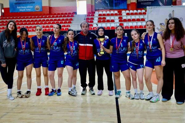 Bilecik'te genç kız basketbolunda kupalar sahiplerini buldu