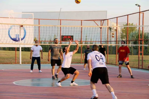 Kütahya OSB'nin voleybol şampiyonu: müdürlük takımı ipi göğüsledi