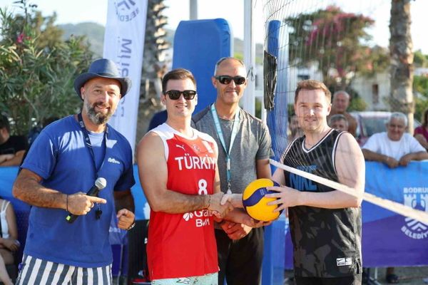 Gündoğan'da plaj voleybolu şenliği rekabet ve kutlamayla sona erdi