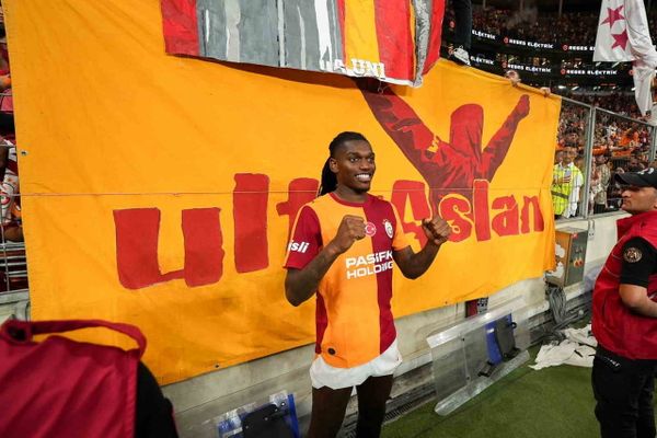 Taraftarın isteğini geri çevirmeyen Rafael Leao üçlü çektirdi