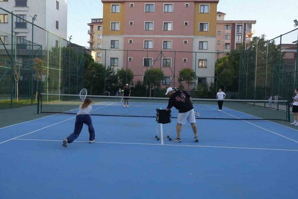 Kartallılar kortlarda buluşuyor: ücretsiz tenis dersleri talep görüyor
