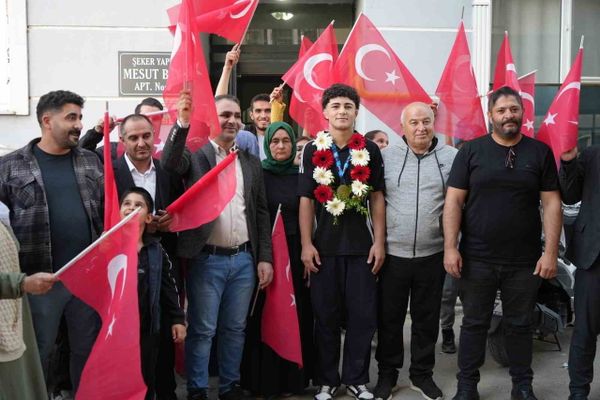 Edirne'nin 15 yaşındaki güreşçisi balkan altınını Filistin'e armağan etti