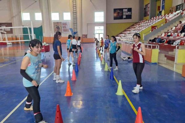 Bulanık’ta voleybol rüzgârı genç sporcular salonu doldurdu
